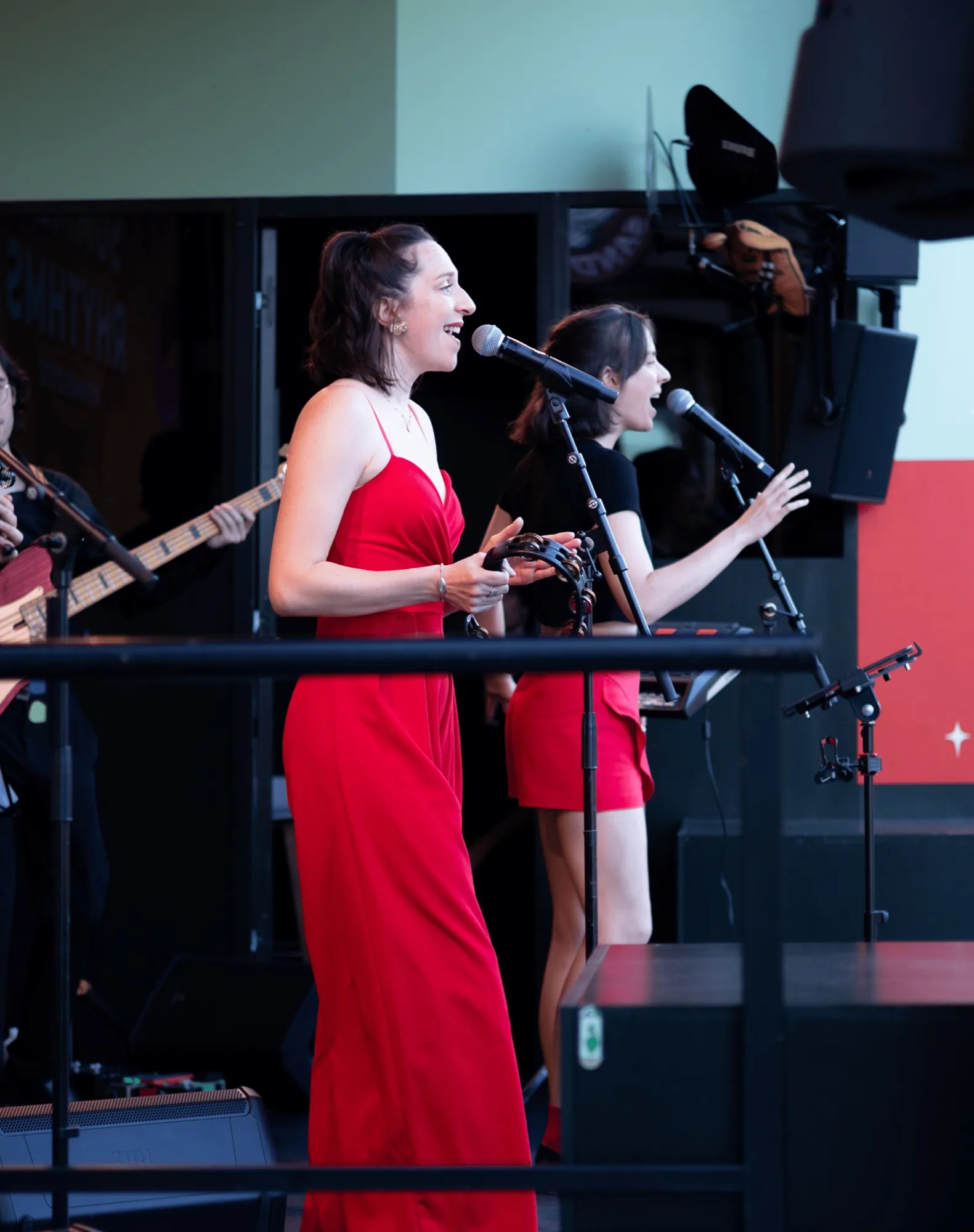 Duo de chanteuses sur scène