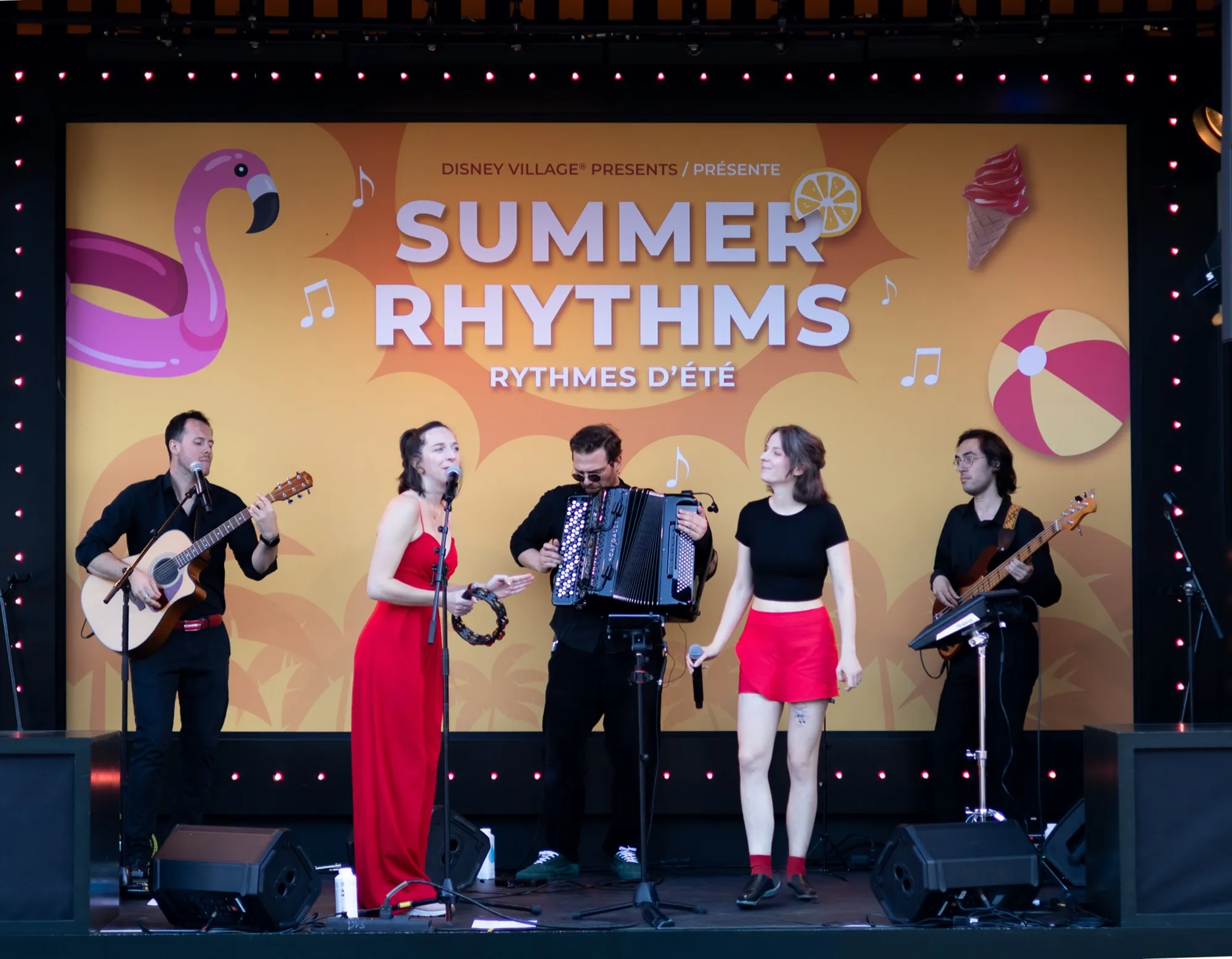 Groupe de musiciens en concert d'été