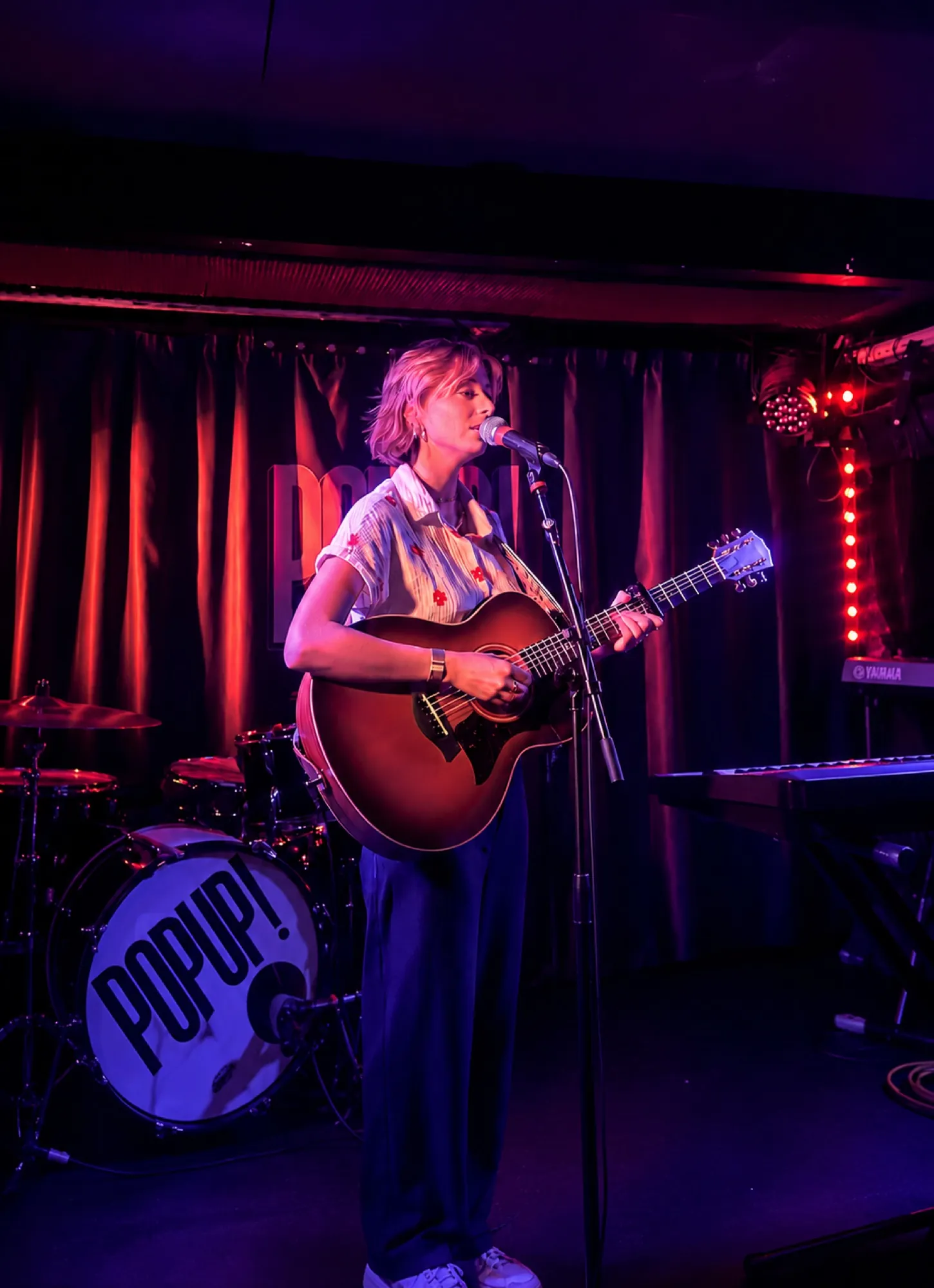 Chanteuse à la guitare acoustique en concert